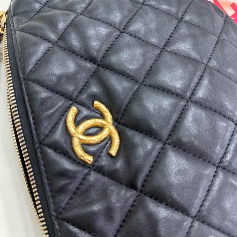 Chanel 香奈兒22K黑金小金柱調節扣hobo，半月腋下包斜挎包，鏈條可以調節斜挎，有点小設計，看似簡單，上身好看成色很好，尺寸23*17-11