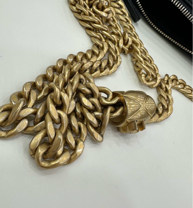 Chanel 香奈兒22K黑金小金柱調節扣hobo，半月腋下包斜挎包，鏈條可以調節斜挎，有点小設計，看似簡單，上身好看成色很好，尺寸23*17-13