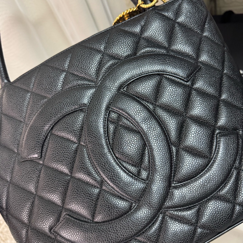 Chanel 黑金魚子醬希爾頓托特包-1