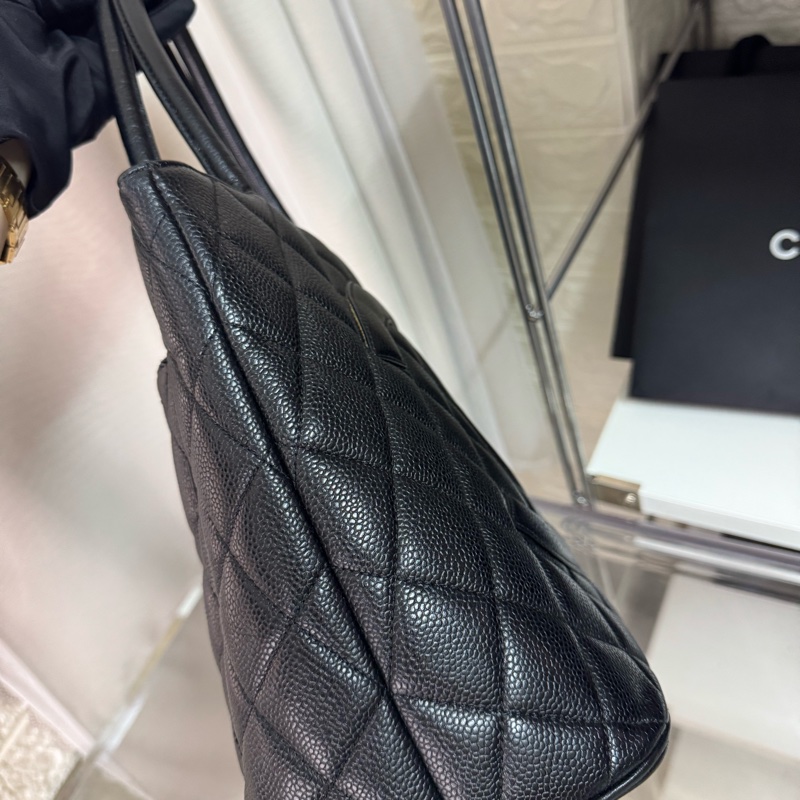 Chanel 黑金魚子醬希爾頓托特包-11