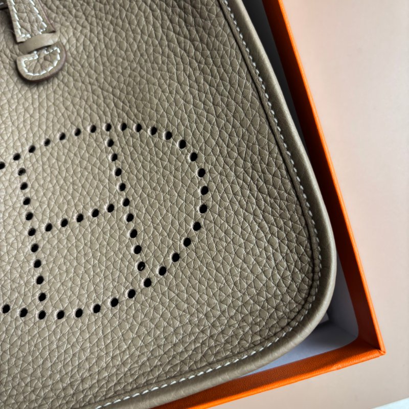 ::HERMÈS:: mini evelyne 大象灰x金 藍織帶背帶 斜背包-7