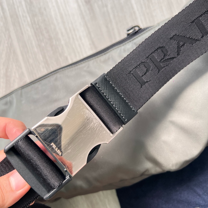 Prada 軍綠胸口包 腰包 超時髦 長夾手機可入 9新以上 正常使用痕跡 稀少 這很少有 39800✈️ #有防塵套保卡 #非常好用-2