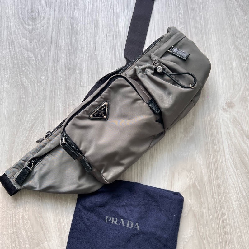 Prada 軍綠胸口包 腰包 超時髦 長夾手機可入 9新以上 正常使用痕跡 稀少 這很少有 39800✈️ #有防塵套保卡 #非常好用-8