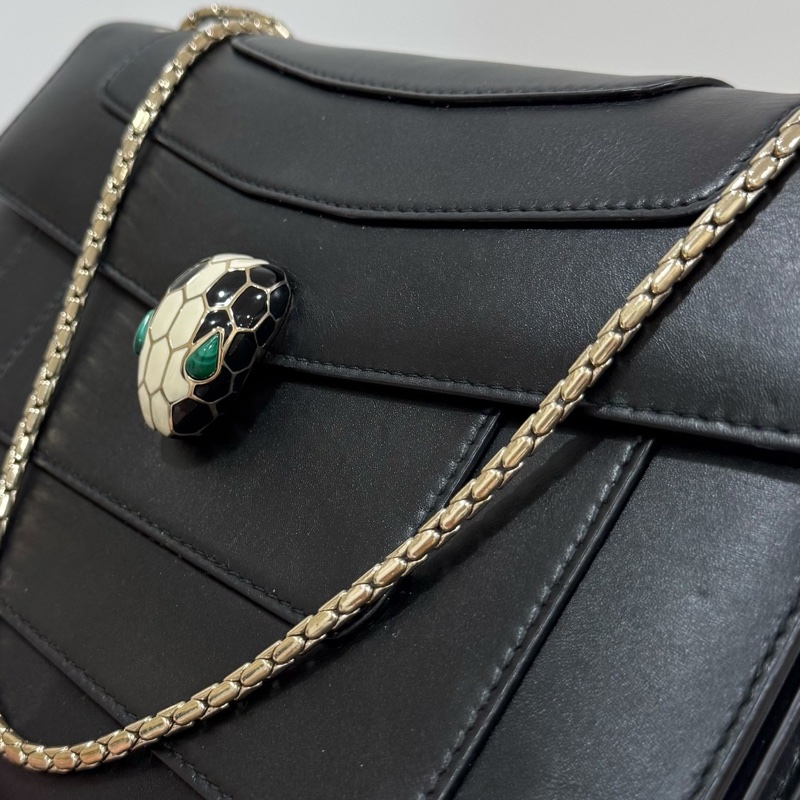 BVLGARI 寶格麗Serpenti Forever 經典 琺瑯 蛇頭 牛皮 黑 鍊條包 斜背包 肩背包 腋下包-35
