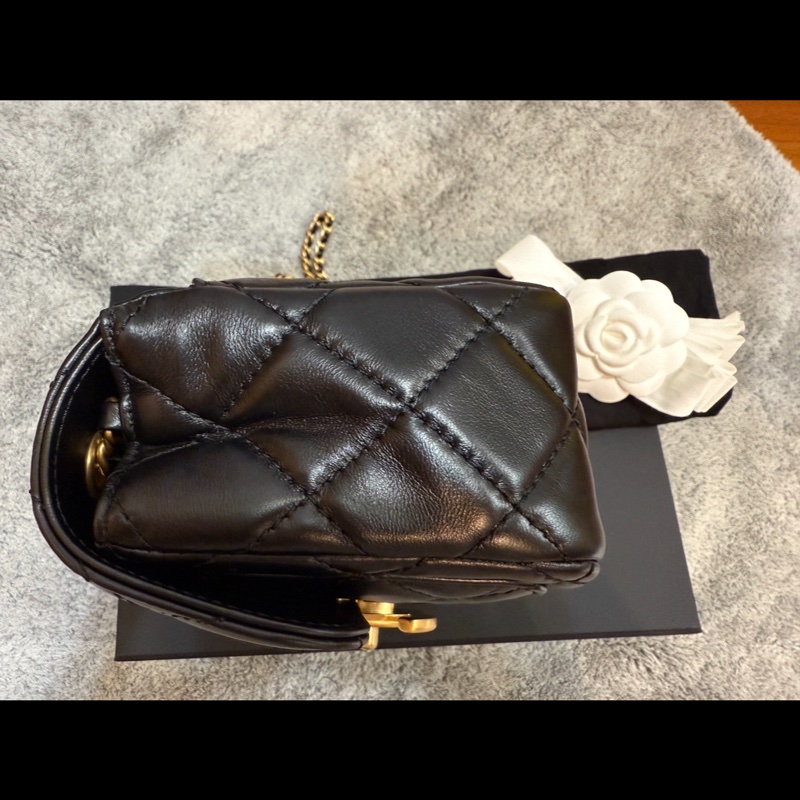 CHANEL 香奈兒最新款 雙C LOGO菱格紋小羊皮掀蓋肩背/斜背包(黑金)-12