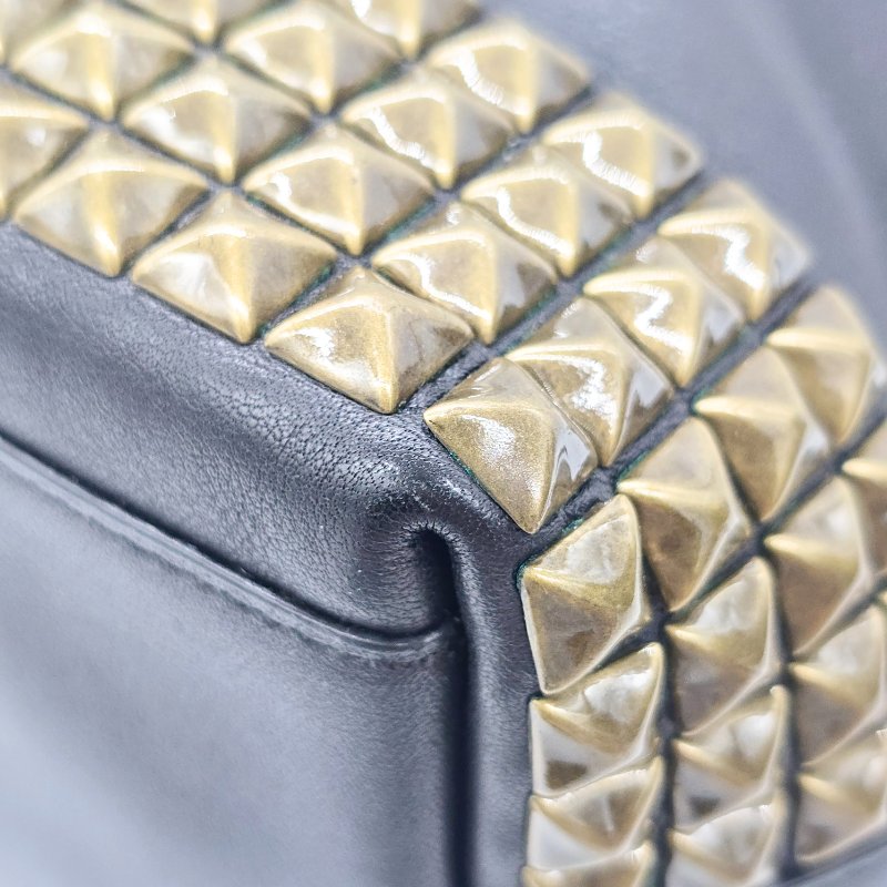 COACH 經典LOGO黃銅做舊鉚釘牛皮 斜背包 單肩包｜26413-10