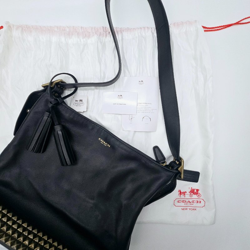 COACH 經典LOGO黃銅做舊鉚釘牛皮 斜背包 單肩包｜26413-14