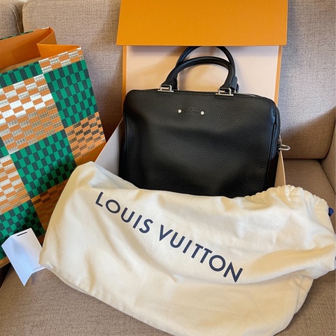 Lv 男士公事包 全新 專櫃售價$171000