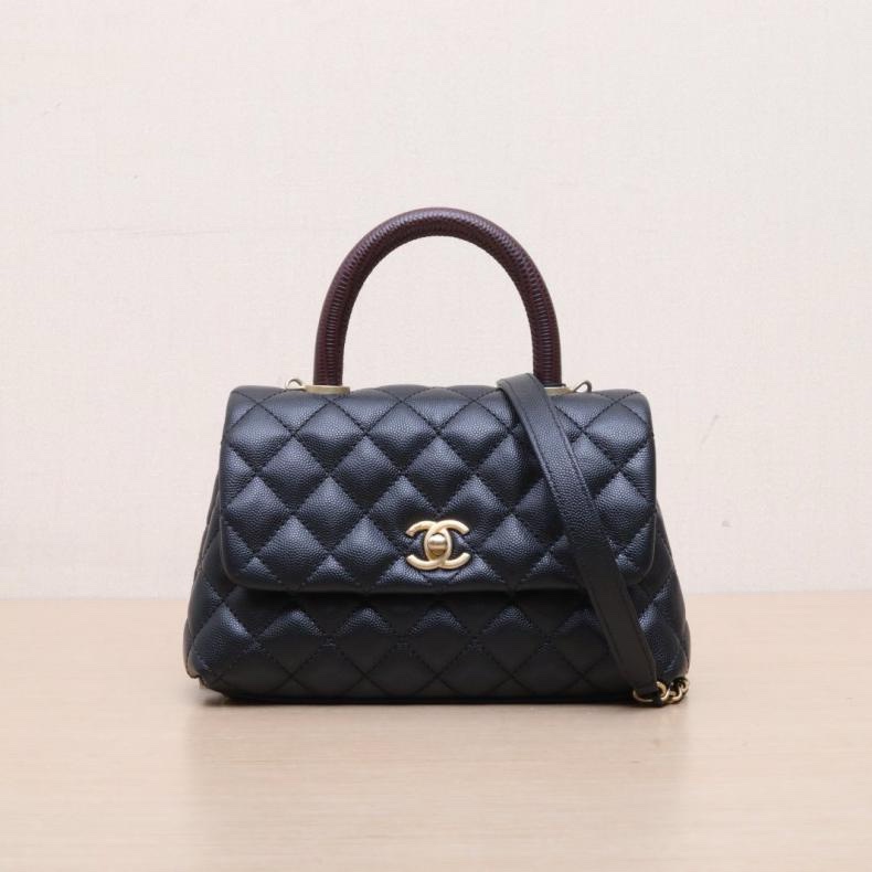 CHANEL(香奈兒) Coco Handle 小號 24cm 黑色 荔枝 28開 金扣 蜥蜴壓紋手柄-0