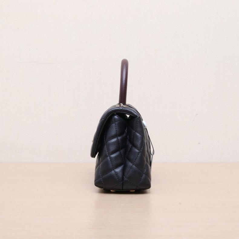 CHANEL(香奈兒) Coco Handle 小號 24cm 黑色 荔枝 28開 金扣 蜥蜴壓紋手柄-1
