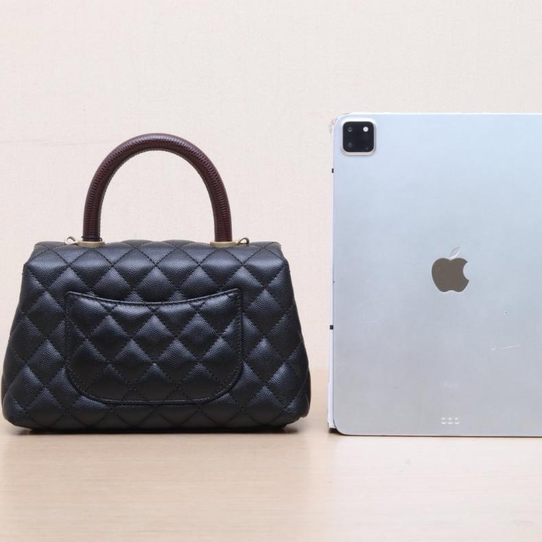 CHANEL(香奈兒) Coco Handle 小號 24cm 黑色 荔枝 28開 金扣 蜥蜴壓紋手柄-2