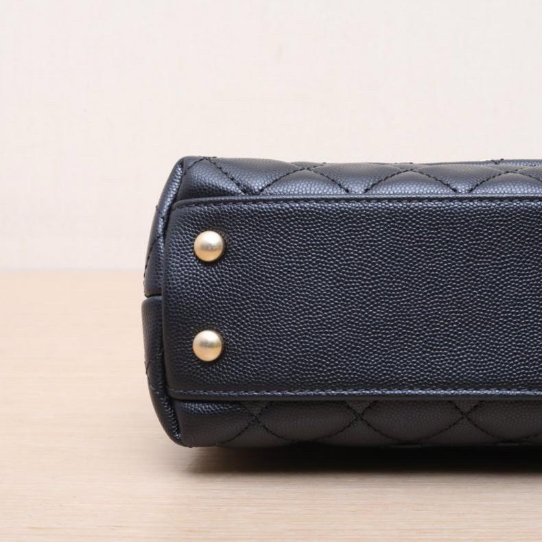 CHANEL(香奈兒) Coco Handle 小號 24cm 黑色 荔枝 28開 金扣 蜥蜴壓紋手柄-3