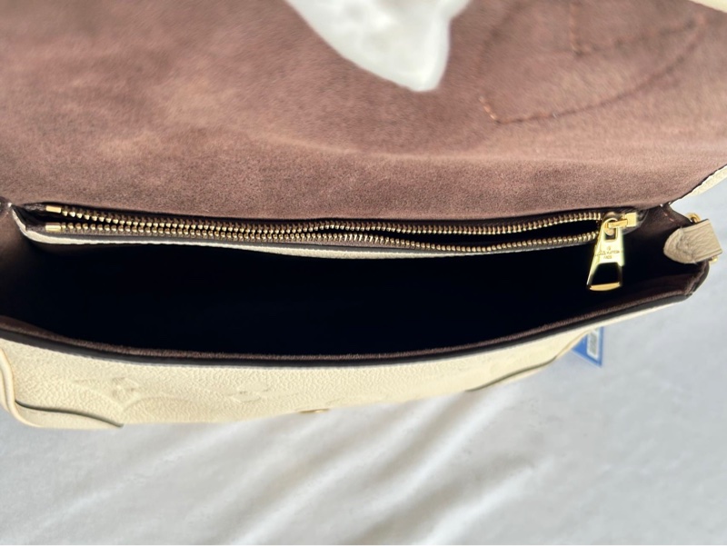 LV奶白色全皮法棍包，尺寸15924cm，專櫃正品MD6515-7