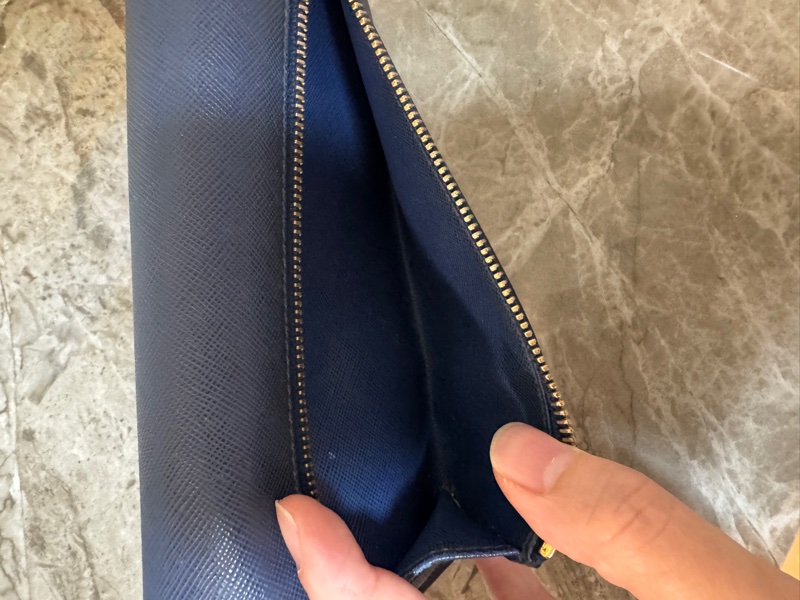 PRADA 普拉達 金字浮雕Logo防刮牛皮雙釦對開長夾-5
