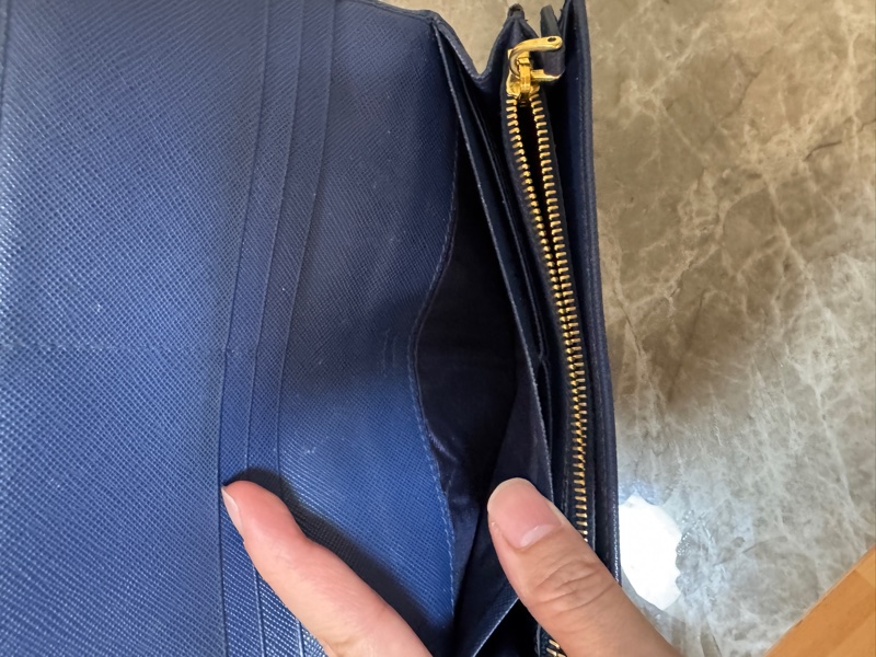 PRADA 普拉達 金字浮雕Logo防刮牛皮雙釦對開長夾-6