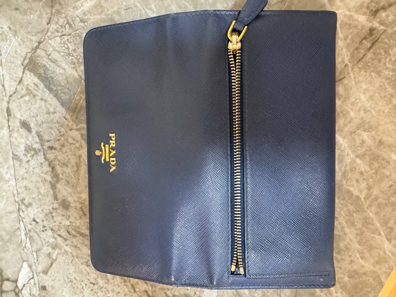 PRADA 普拉達 金字浮雕Logo防刮牛皮雙釦對開長夾-7