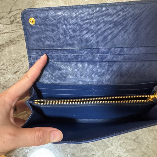 PRADA 普拉達 金字浮雕Logo防刮牛皮雙釦對開長夾-12