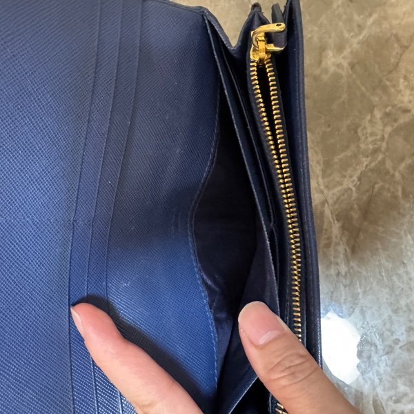 PRADA 普拉達 金字浮雕Logo防刮牛皮雙釦對開長夾-13
