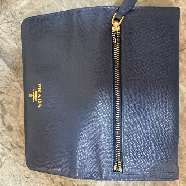 PRADA 普拉達 金字浮雕Logo防刮牛皮雙釦對開長夾-15