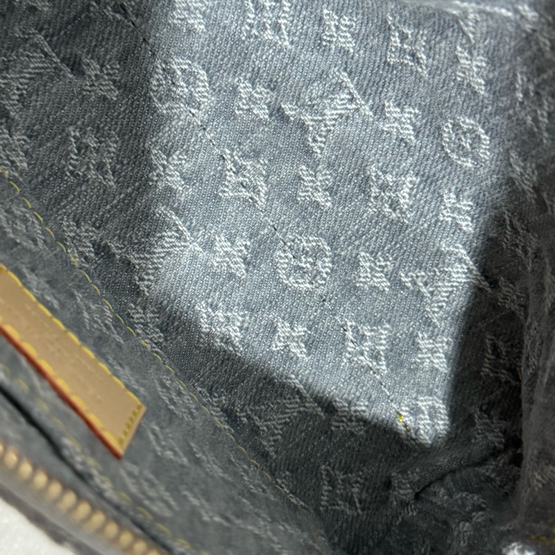 LV限量單寧系列化妝包-11