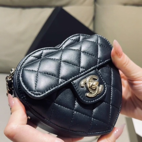 Chanel “心型包（Heart Bag）”，正式名稱為 Chanel CC in Love Heart Bag