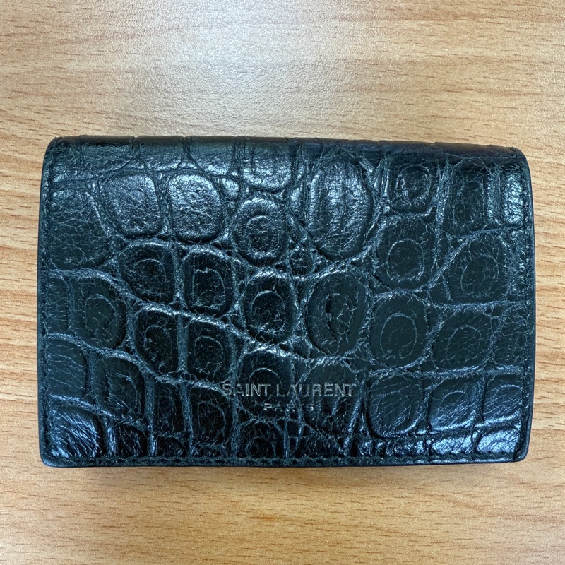 YSL 聖羅蘭 SAINT LAURENT中性迷你三折鱷魚紋路皮革短夾 黑色 專櫃全配-0