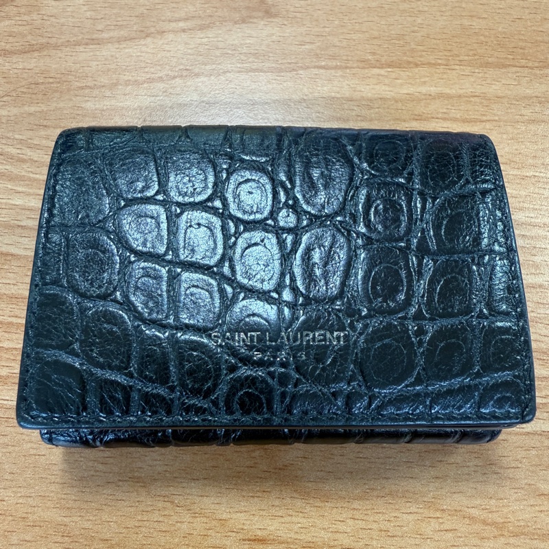 YSL 聖羅蘭 SAINT LAURENT中性迷你三折鱷魚紋路皮革短夾 黑色 專櫃全配-1