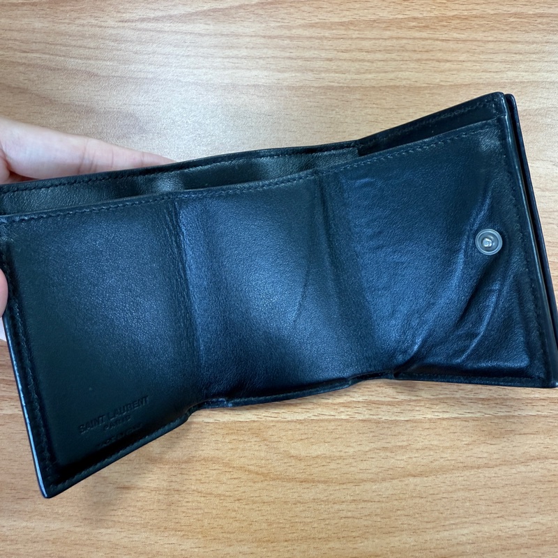 YSL 聖羅蘭 SAINT LAURENT中性迷你三折鱷魚紋路皮革短夾 黑色 專櫃全配-3
