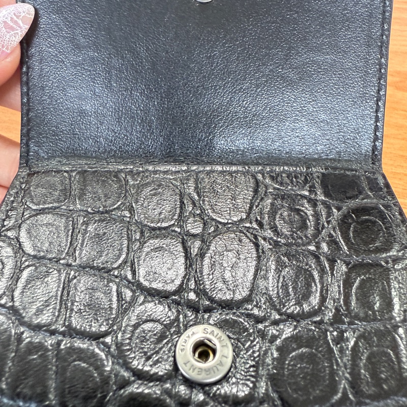 YSL 聖羅蘭 SAINT LAURENT中性迷你三折鱷魚紋路皮革短夾 黑色 專櫃全配-7