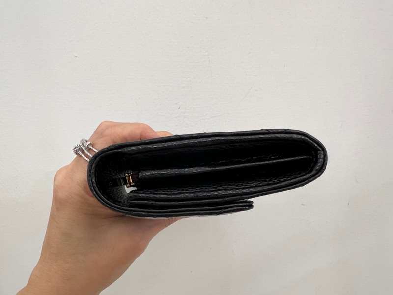 Chanel 嘿荔枝金釦內零錢袋12卡長夾-2