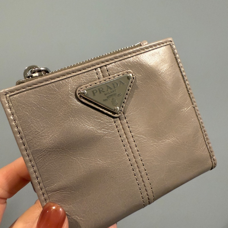 PRADA皮革短錢包-1