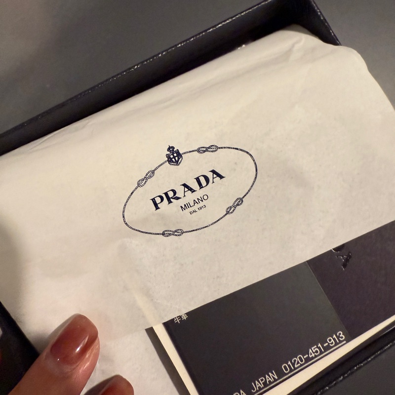 PRADA皮革短錢包-6