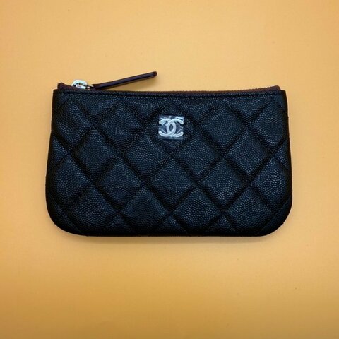 Chanel 香奈兒 全新 一字 拉鍊 零錢包 雙C LOGO 菱格 小牛皮 小手拿包 (黑 / 淡金 ) 黑金