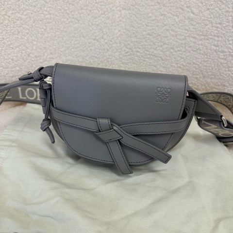 Loewe羅意威大象灰mini馬鞍包，搭配寬肩帶設計