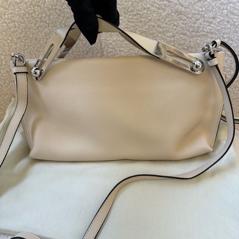 羅意威LOEWE米色單肩包，幾乎全新。小號尺寸