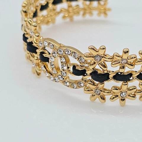 CHANEL 黑色皮革 金色 花卉水鑽 手環 ｜2023 年高級手工坊系列秀款