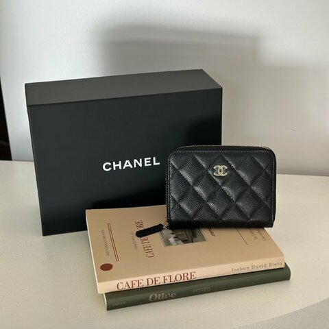 CHANEL 粒面牛皮拉鍊短夾 - 黑金