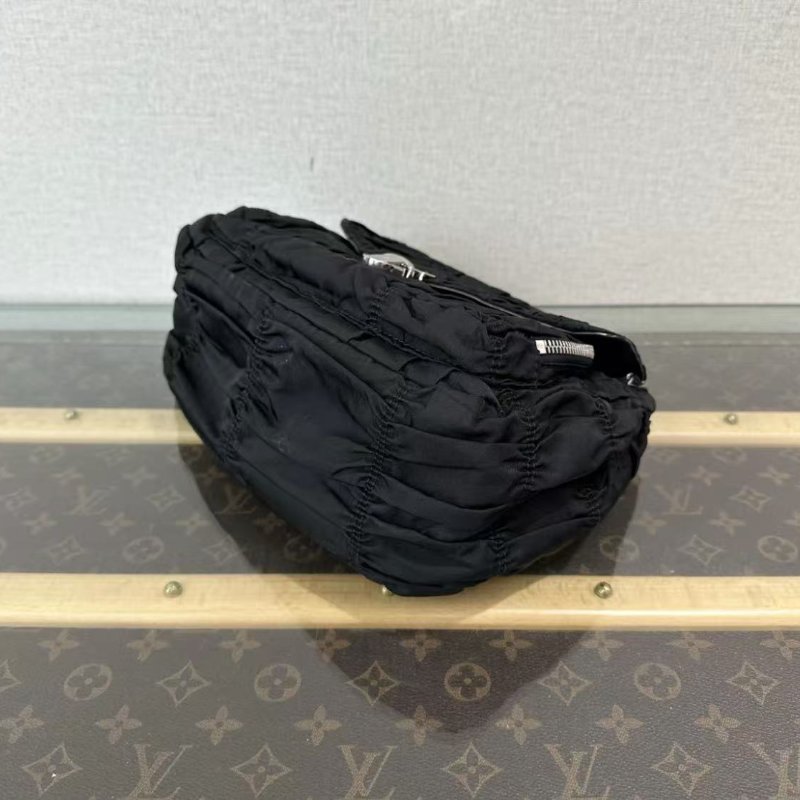 ✨PRADA 黑銀皺褶流浪腋下包 28*17*13  98新配件塵袋-3