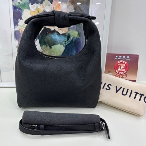lv 全皮压紋l腋下包，手提包 HIDE AND SEEK  牛皮
