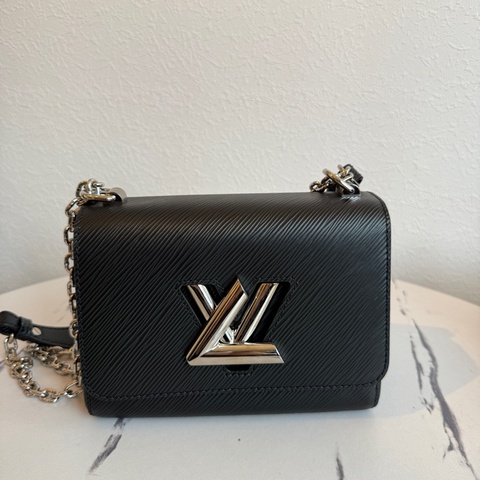 lv m21118 epi超剛好的尺寸 我喜歡🥰 鏈包