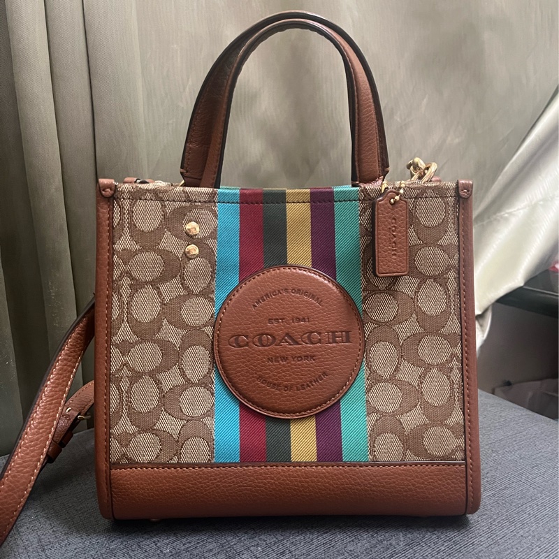 COACH 大圓標C LOGO織布拼牛皮手提/斜背琴譜兩用方包(焦糖配色)-0