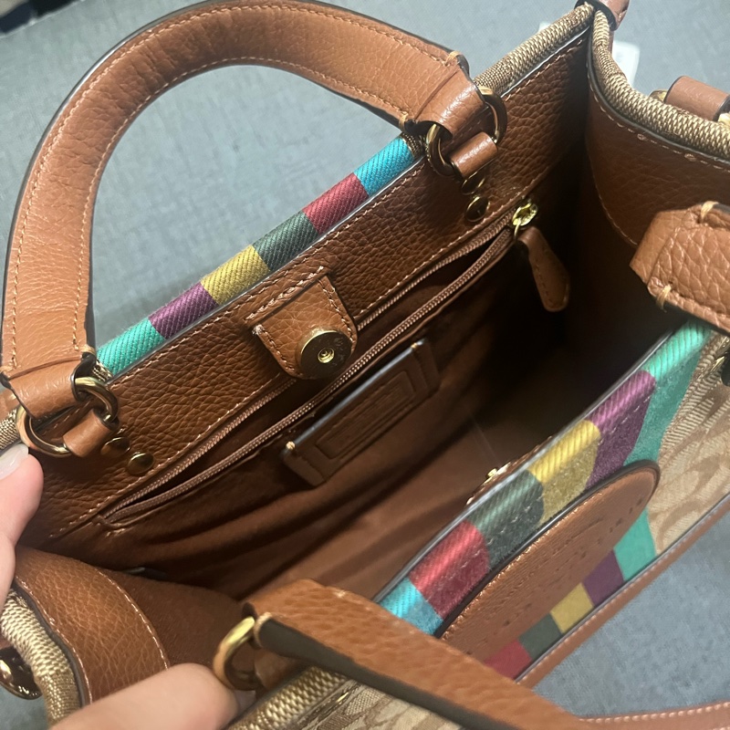 COACH 大圓標C LOGO織布拼牛皮手提/斜背琴譜兩用方包(焦糖配色)-2