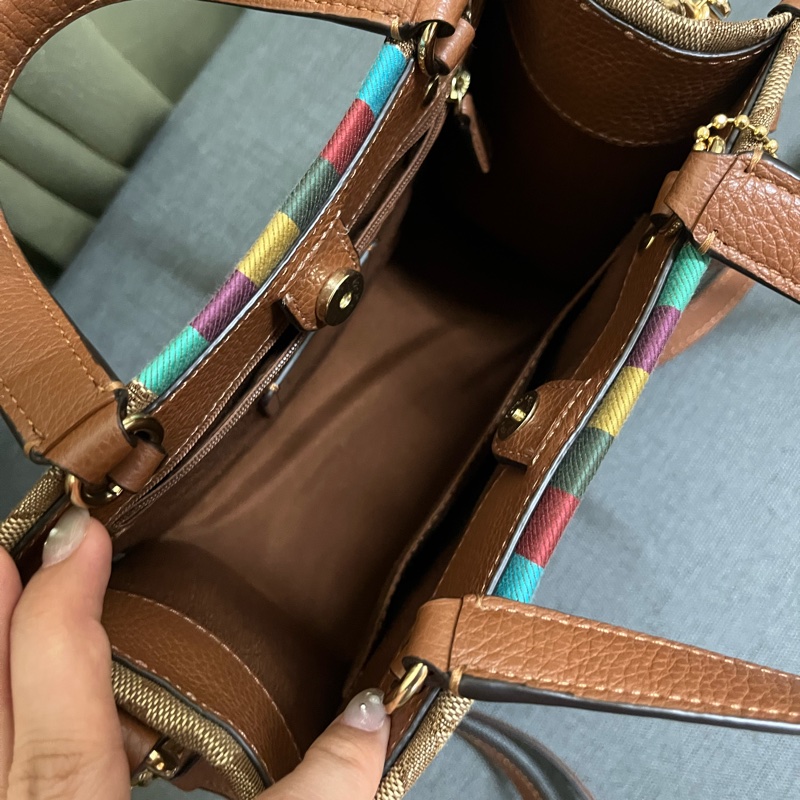 COACH 大圓標C LOGO織布拼牛皮手提/斜背琴譜兩用方包(焦糖配色)-4