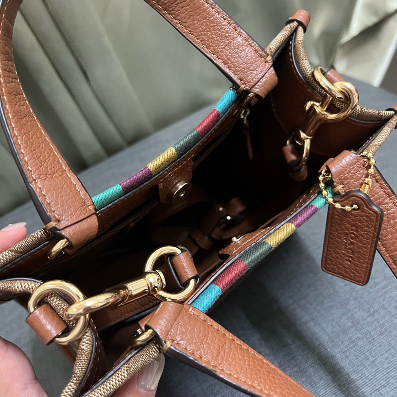 COACH 大圓標C LOGO織布拼牛皮手提/斜背琴譜兩用方包(焦糖配色)-6