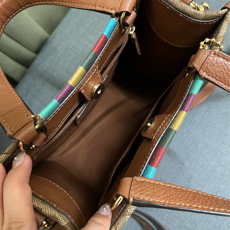 COACH 大圓標C LOGO織布拼牛皮手提/斜背琴譜兩用方包(焦糖配色)-10