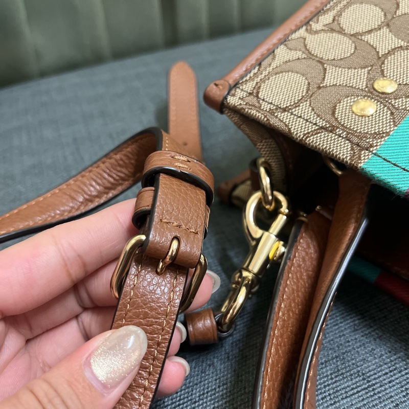 COACH 大圓標C LOGO織布拼牛皮手提/斜背琴譜兩用方包(焦糖配色)-12