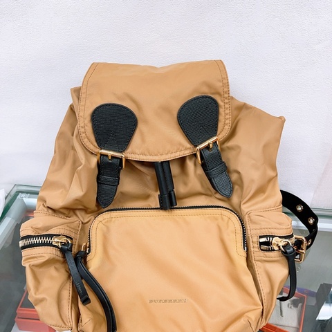 Burberry backpack 卡其色雙肩包/背包