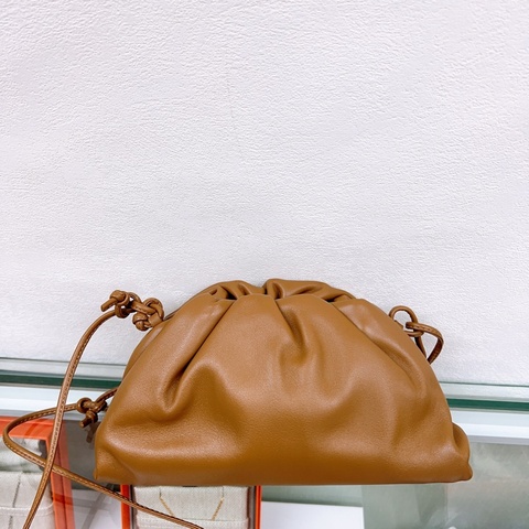 近新 Bv pouch mini 卡其焦糖雲朵包