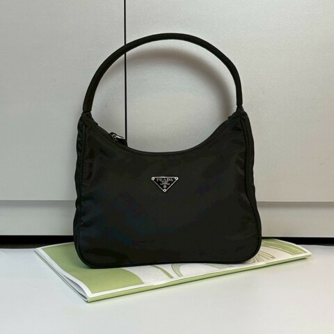 Prada 黑尼龍布經典迷你包