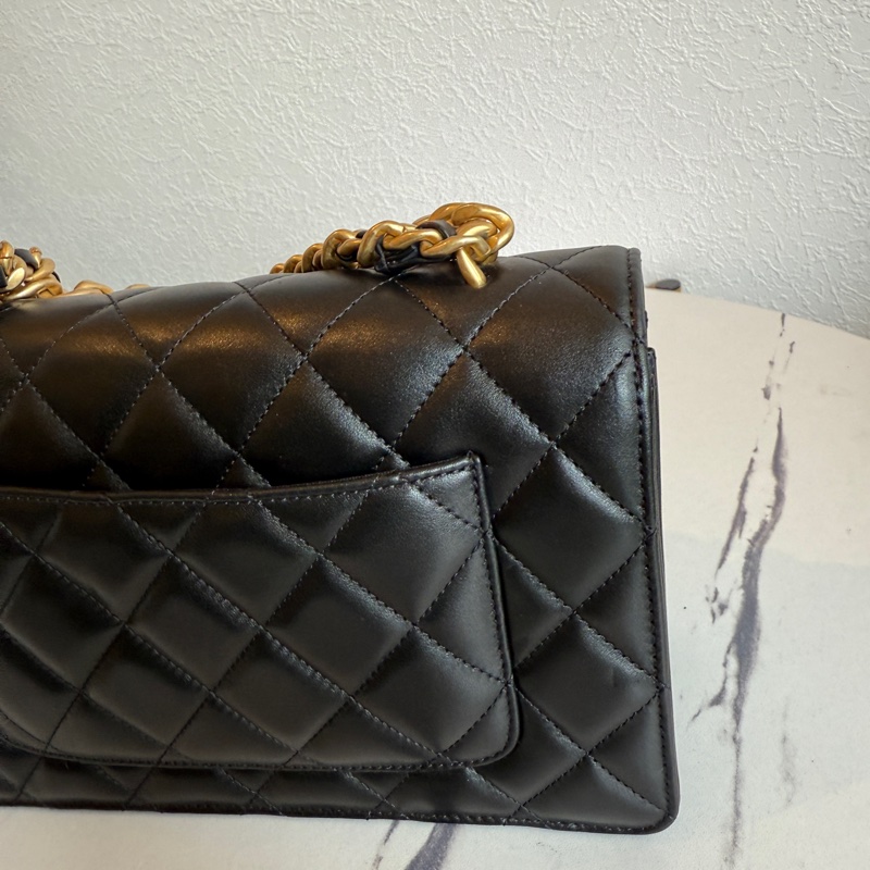 Chanel 真的是氣質美女小香斜背包-6